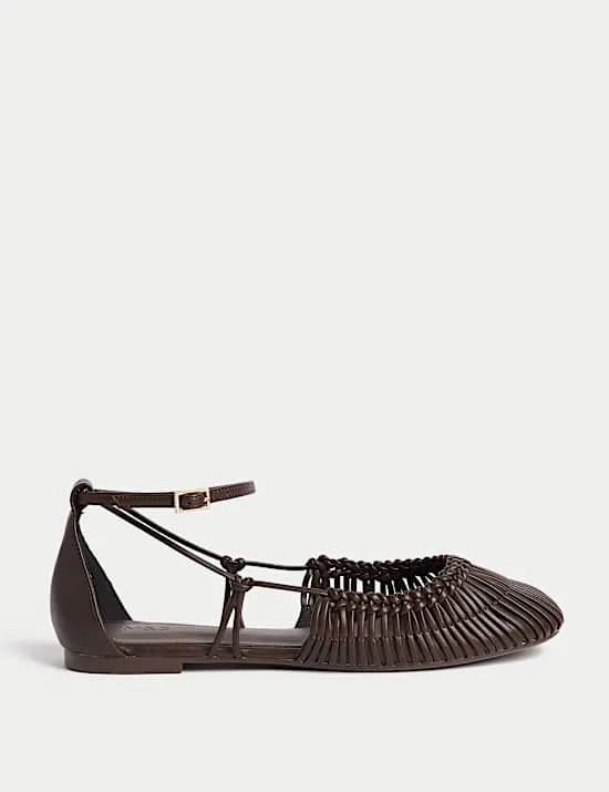 Flache gewebte Ballerinas mit Riemchen