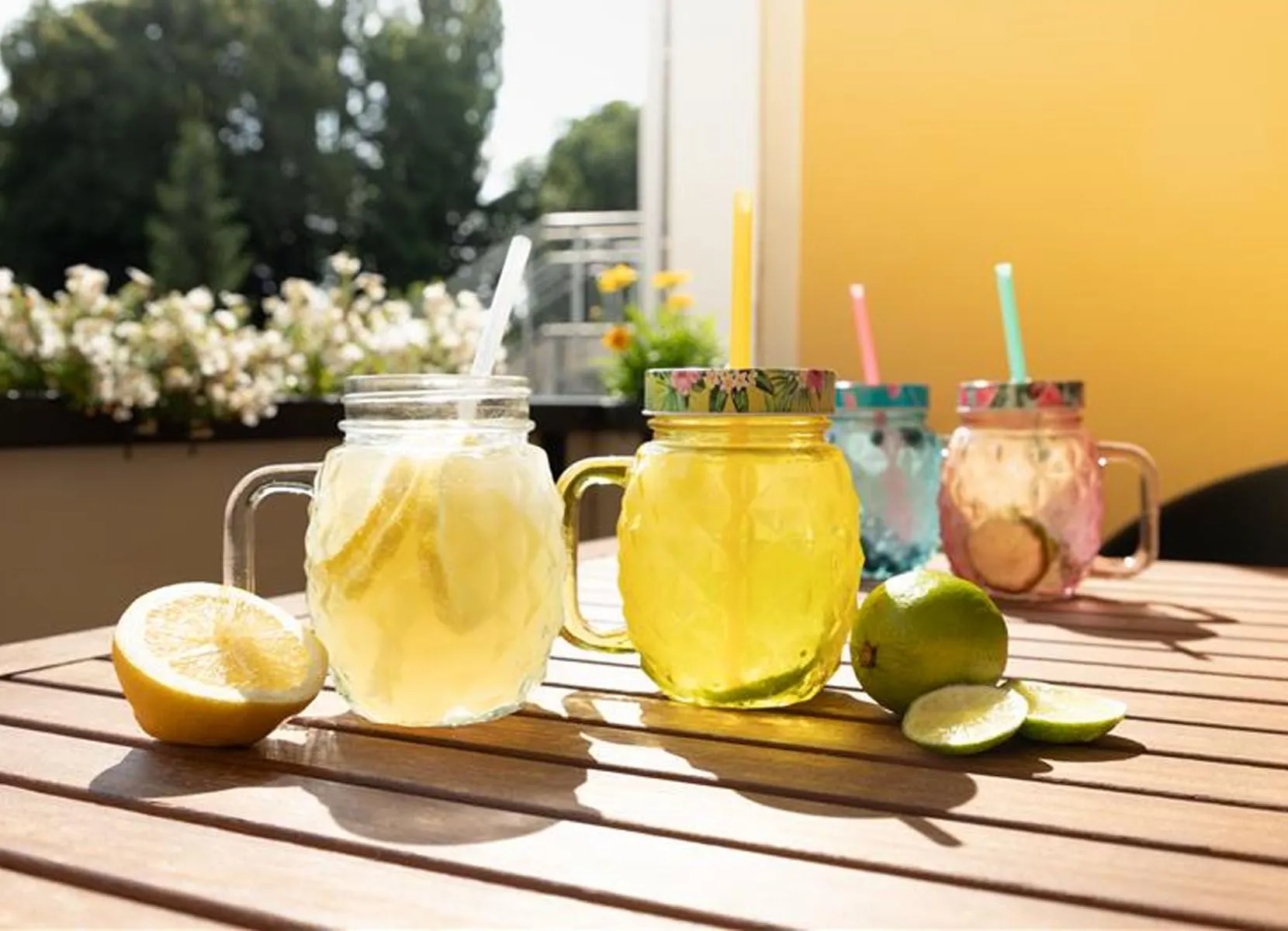 Henkelglas Ananas mit Schraubdeckel und Trinkhalm