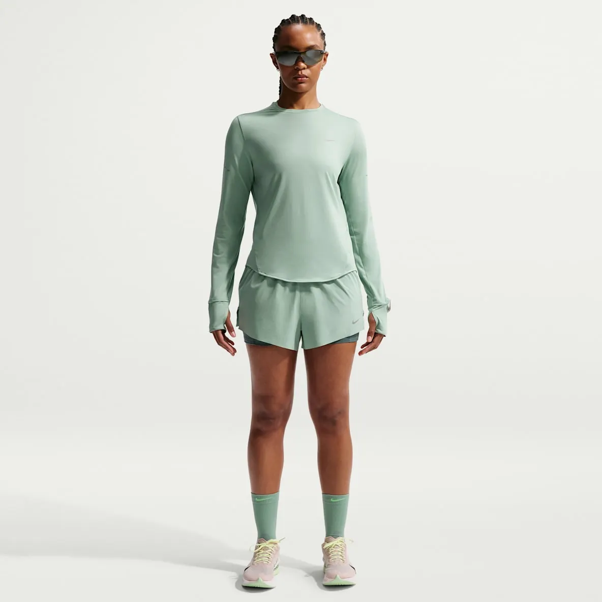 Dri-FIT 2-i-1 løpeshorts med mellomhøyt liv til dame