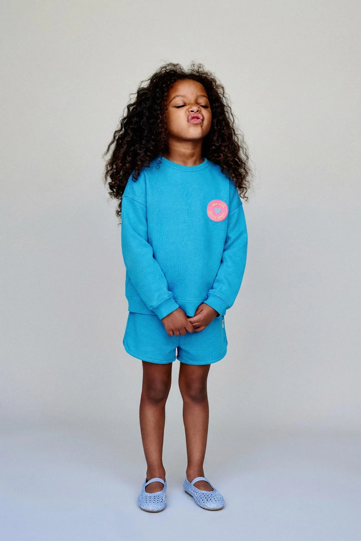 RUBBERISED PATCH SWEATSHIRT AND BERMUDA SHORTS SET