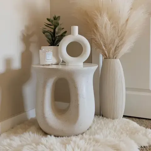 Mesa lateral de centro escultórica en U estilo nórdico blanco crema