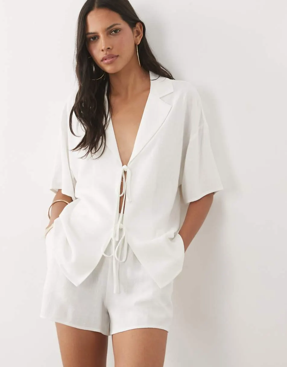 4th & Reckless linen feel tie front detail beach shirt and shorts co-ord in white