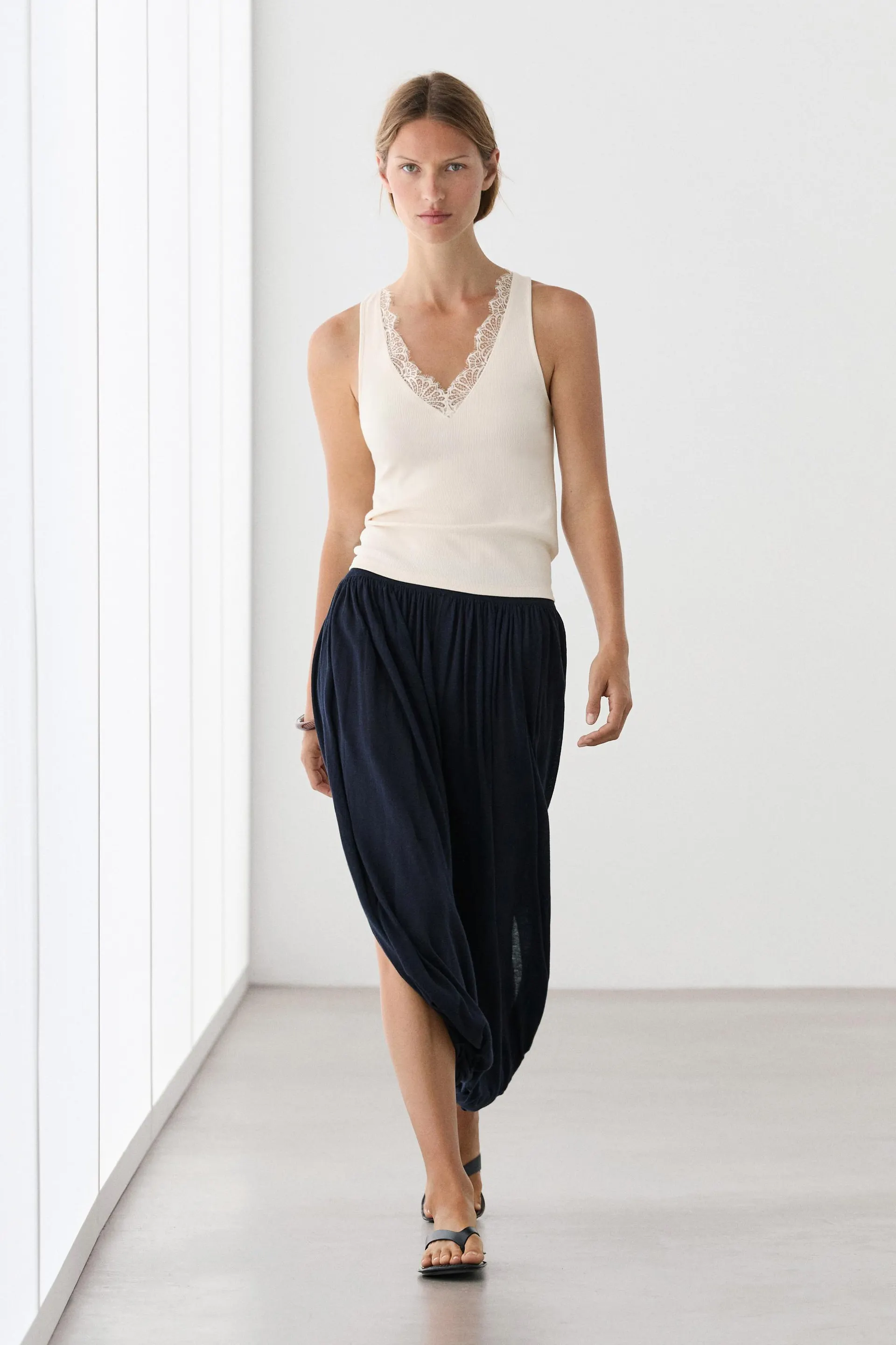 Top met V-hals en kanten detail