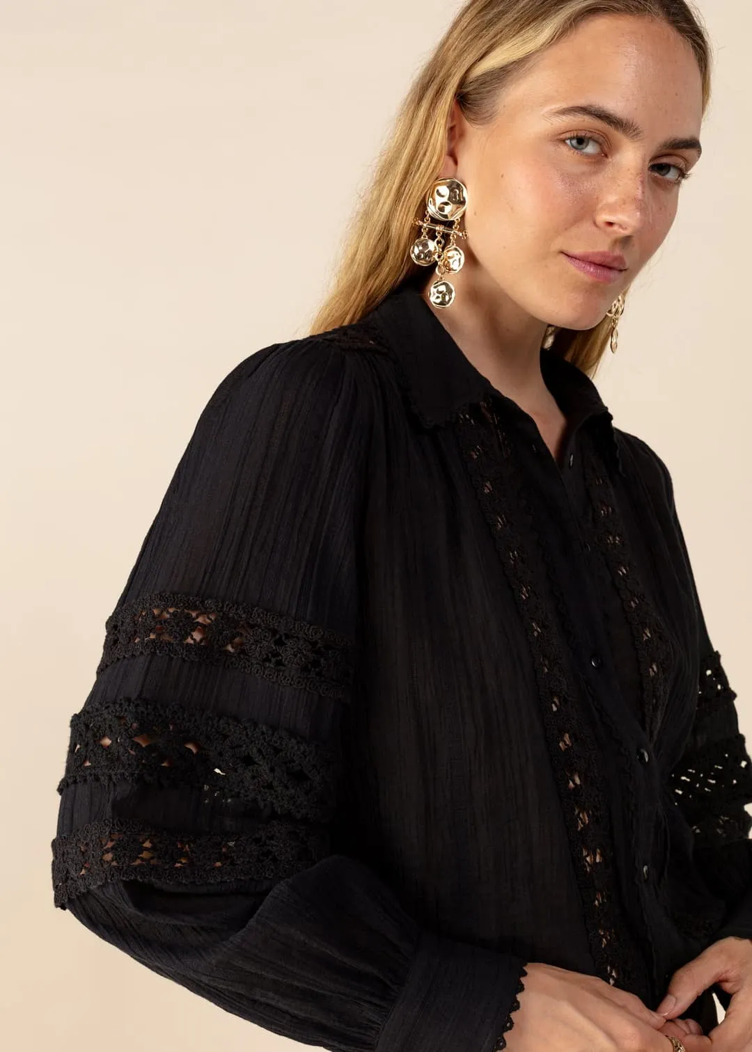 Svart blus med spets