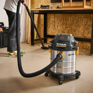 Aspirateur eau et poussière sans fil 18V avec tuyau 1,8 m et accessoires