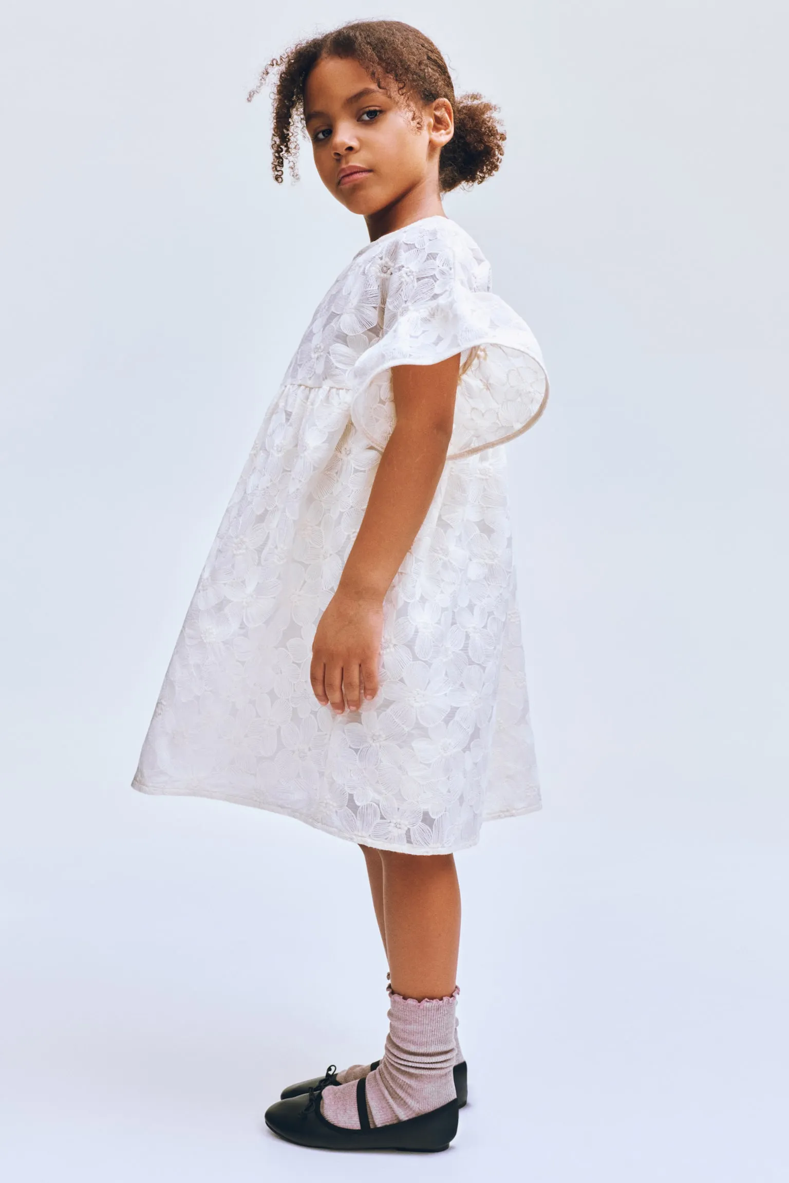 Vestido con diseño bordado y mangas mariposa