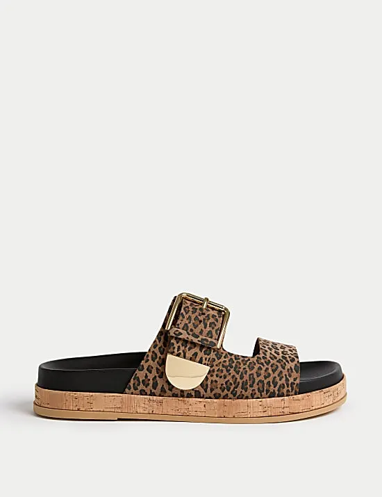Flache Wildledersandalen mit Leopardenprint