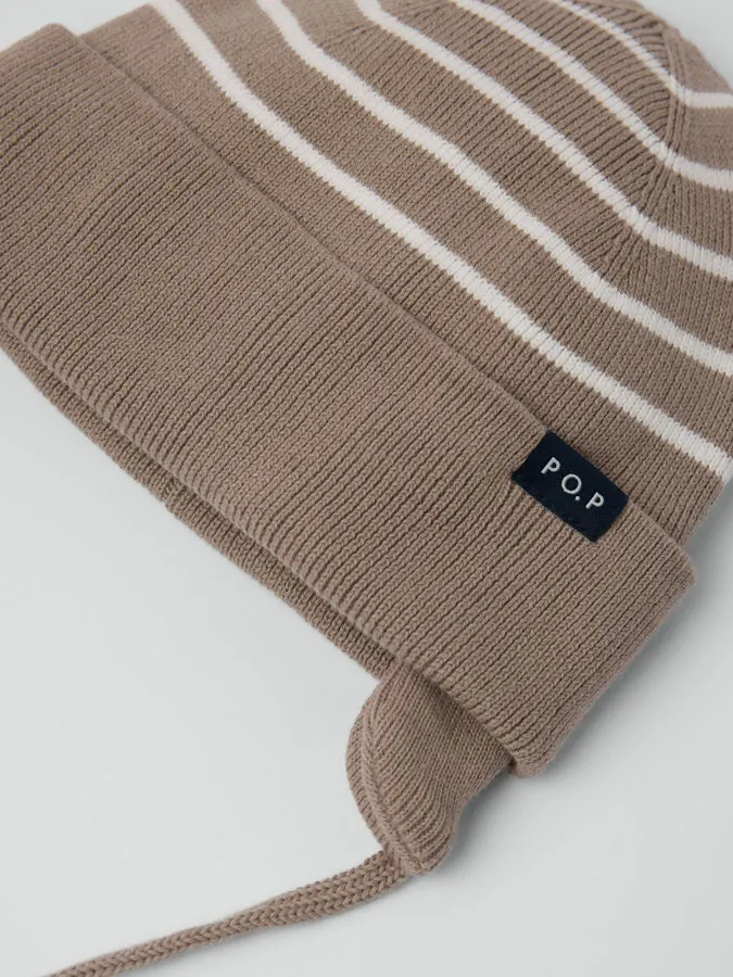 Strikket med ribbestrikket vrangbord, øreklaffer og knytebånd