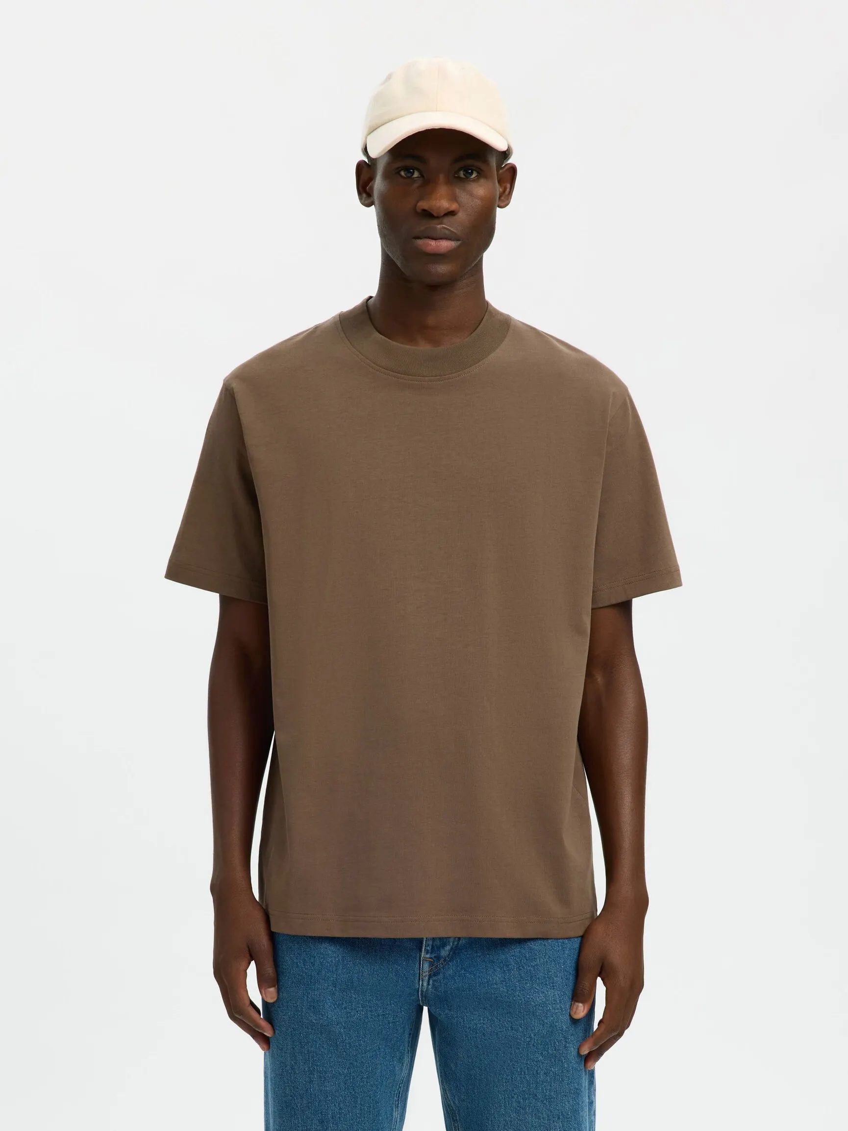 KORTERMET, AVSLAPPET PASSFORM T-SKJORTE