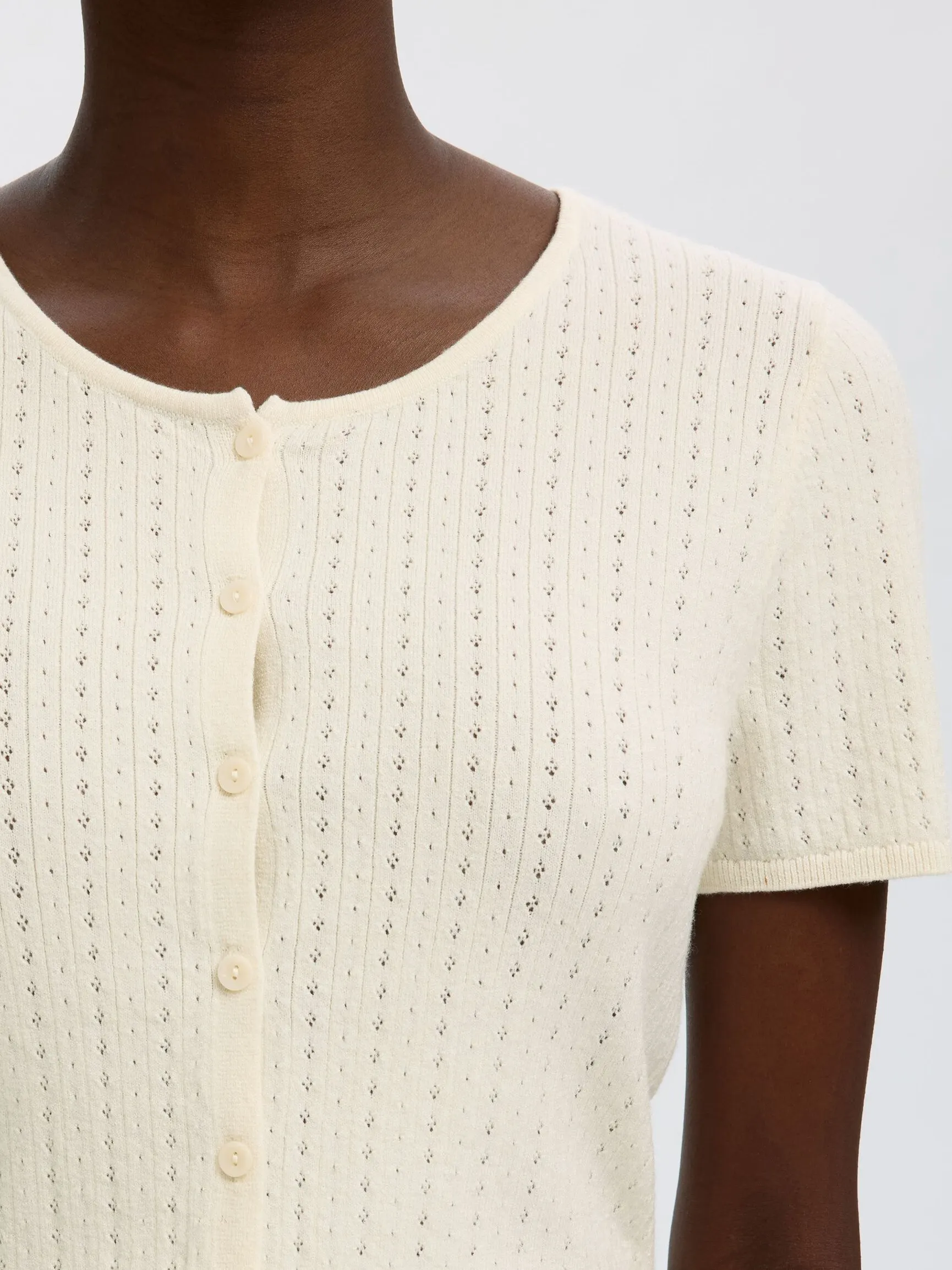 KORTERMET STRIKKET CARDIGAN