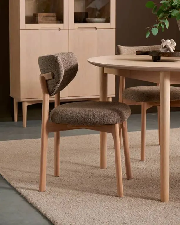 Contento spisestol Stoff Sahara Taupe, hvitpigmenterte eikeben