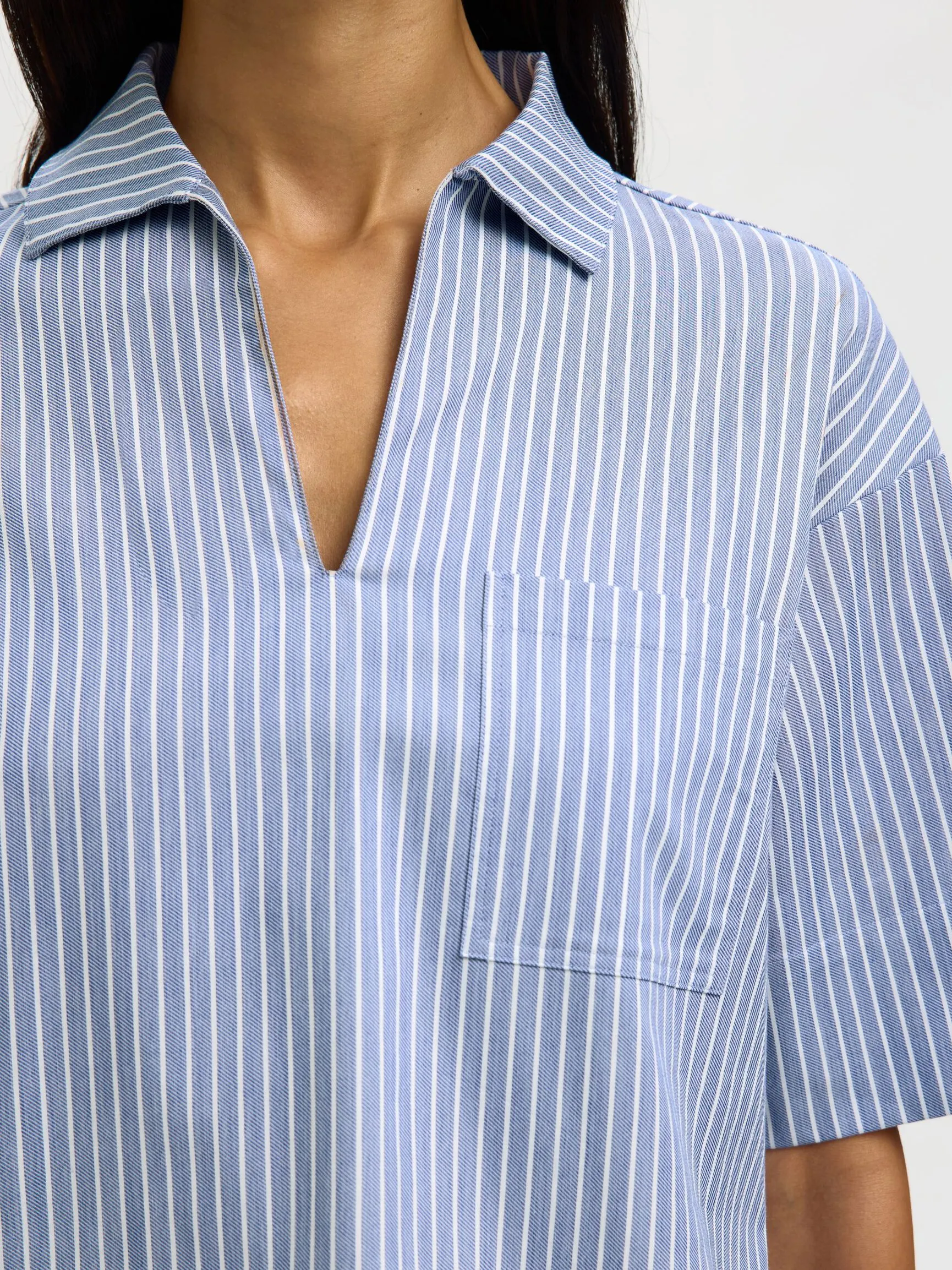 BOMULLSBLANDING V-HALS-BLUSE