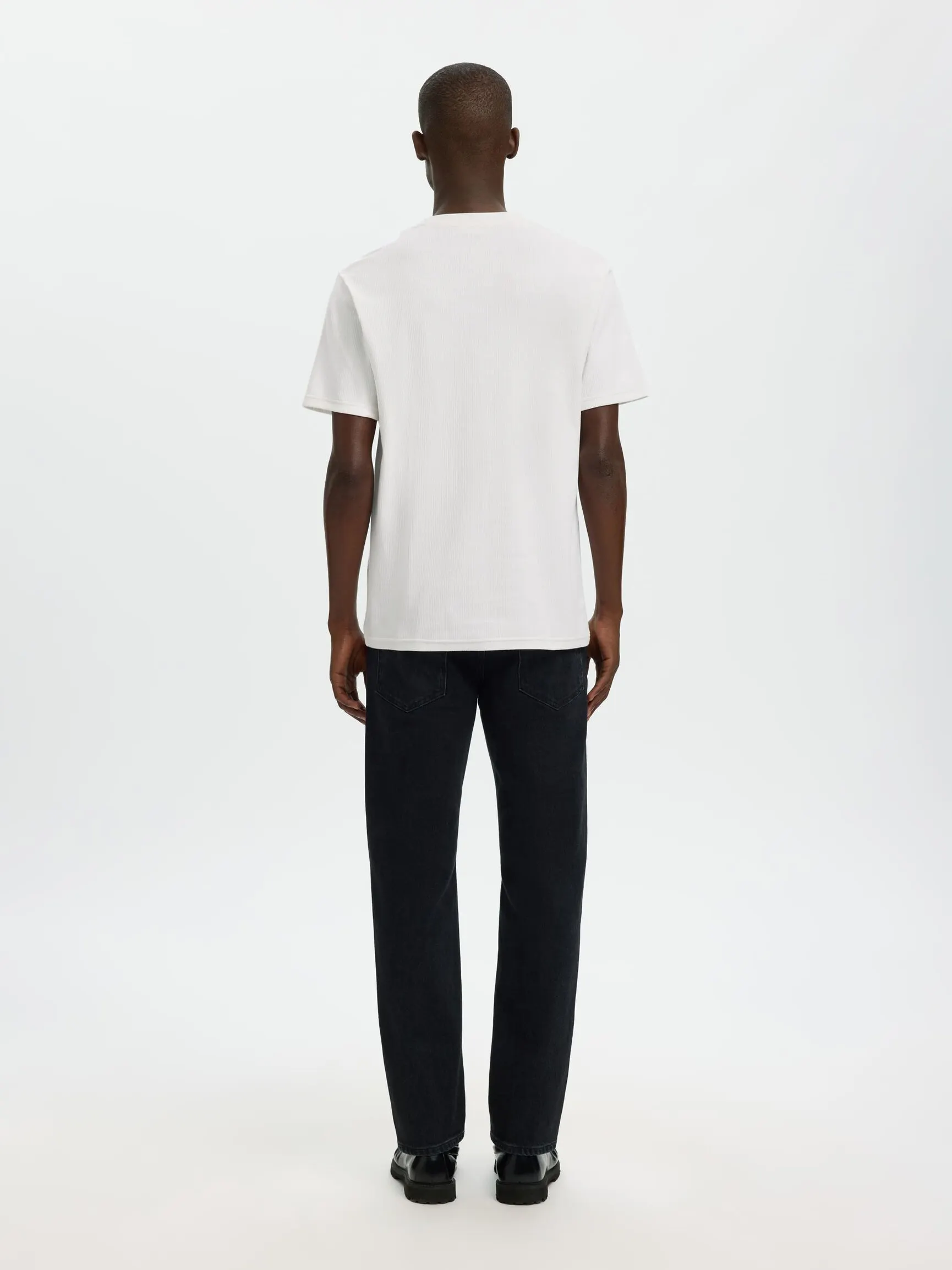 RIBBESTRIKKET BOMULL T-SKJORTE