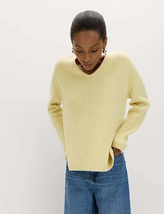 Gerippter Pullover mit V-Ausschnitt und Wollanteil