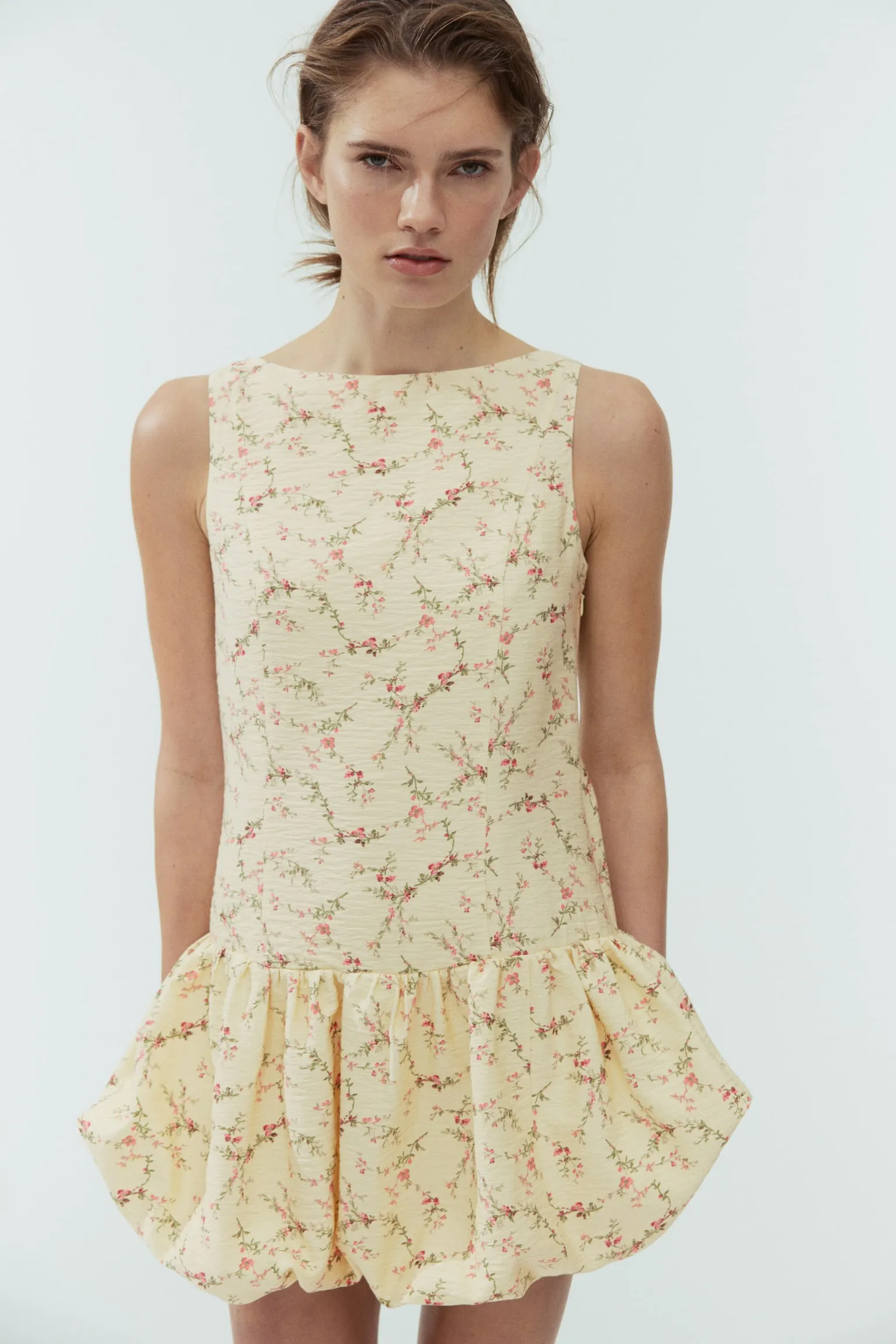 Vestido con bastilla abombada