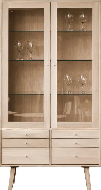 Square vitrineskap 95 x 42, H 182 cm. Modulsystem oppsett 126, vitrineskap i hvitoljet eik heltre med glasshyller, glassdørerr og led lys