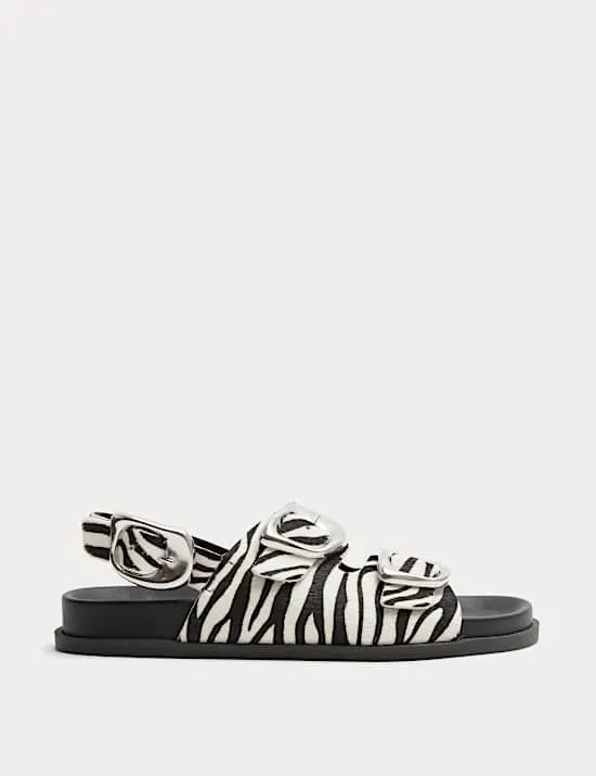Flache Ledersandalen mit Schnalle und Animalprint