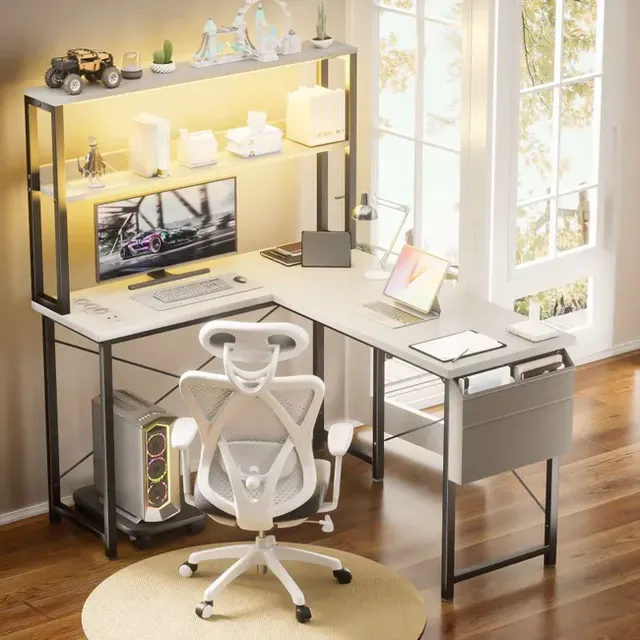 Escritorio Gaming en L con LED & Toma de Corriente, Mesa Reversible 53" con Estante, Bolsa de Almacenamiento & Gancho para Oficina en Casa blanco