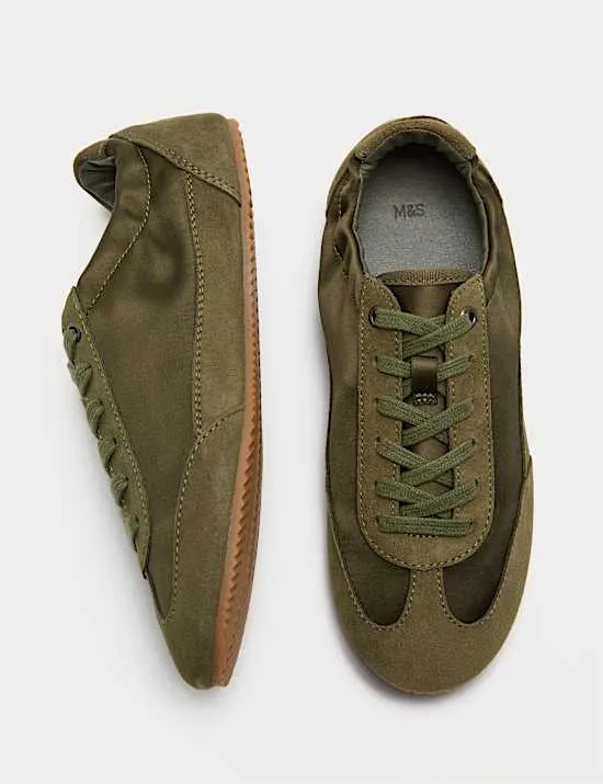 Turnschuhe aus Satin