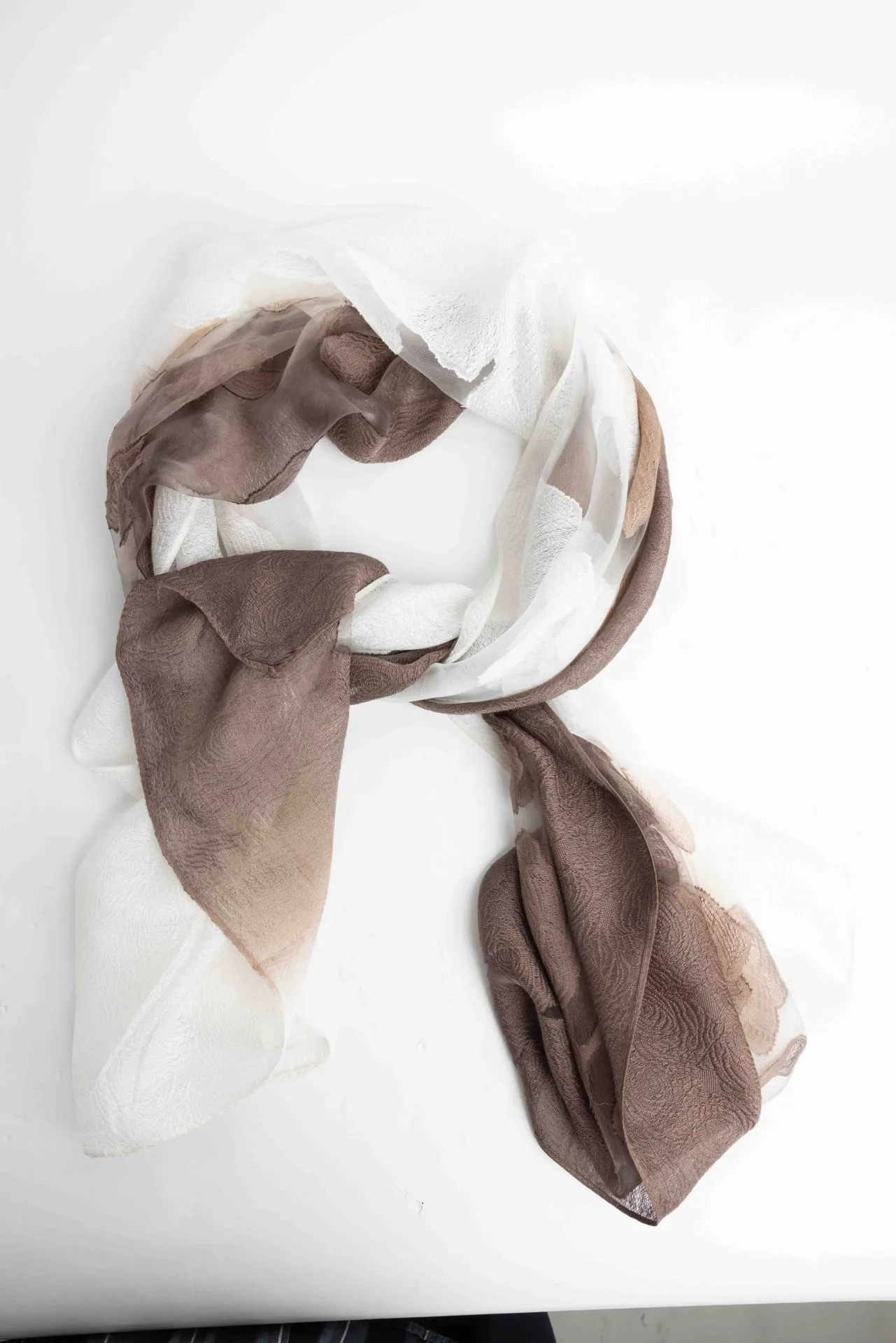 Wit/bruine sjaal met rozen