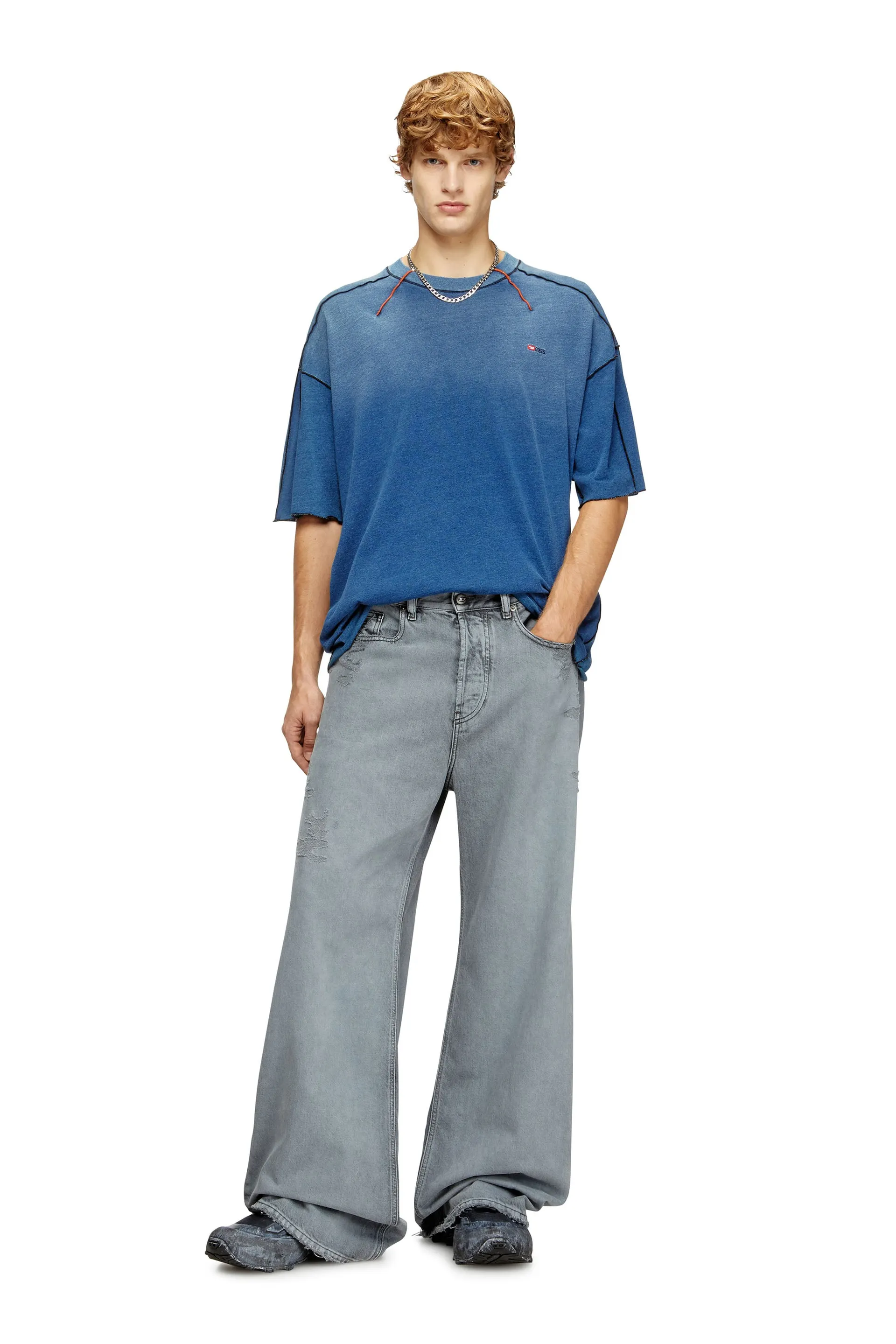 Cotton T-shirt with contrasting overlock stitching