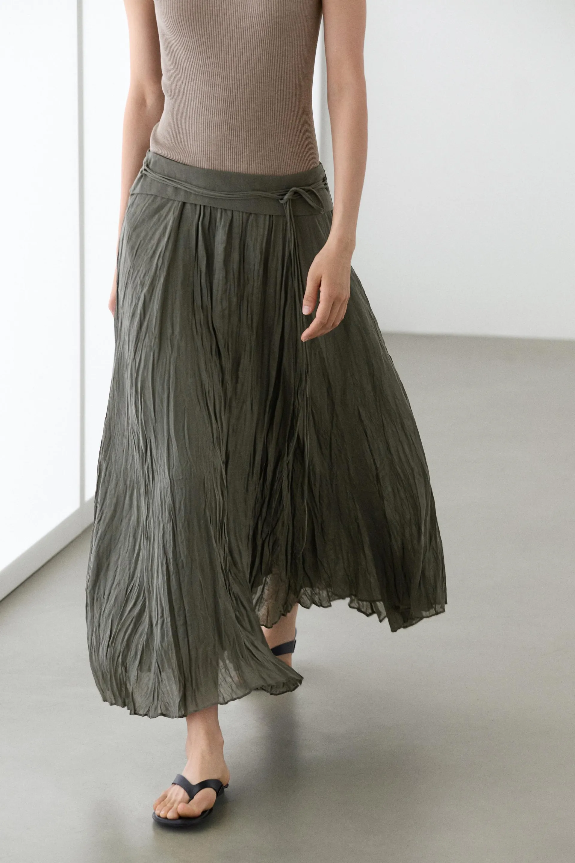 Midi sukně s nabíráním ze směsi ramie