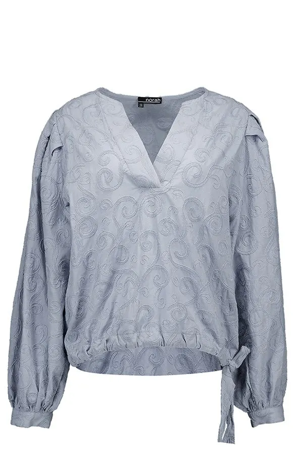 Lichtblauwe blouse met borduursels