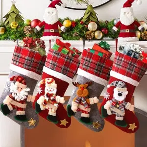 Un conjunto de cuatro calcetines navideños que se pueden colgar como decoración navideña.