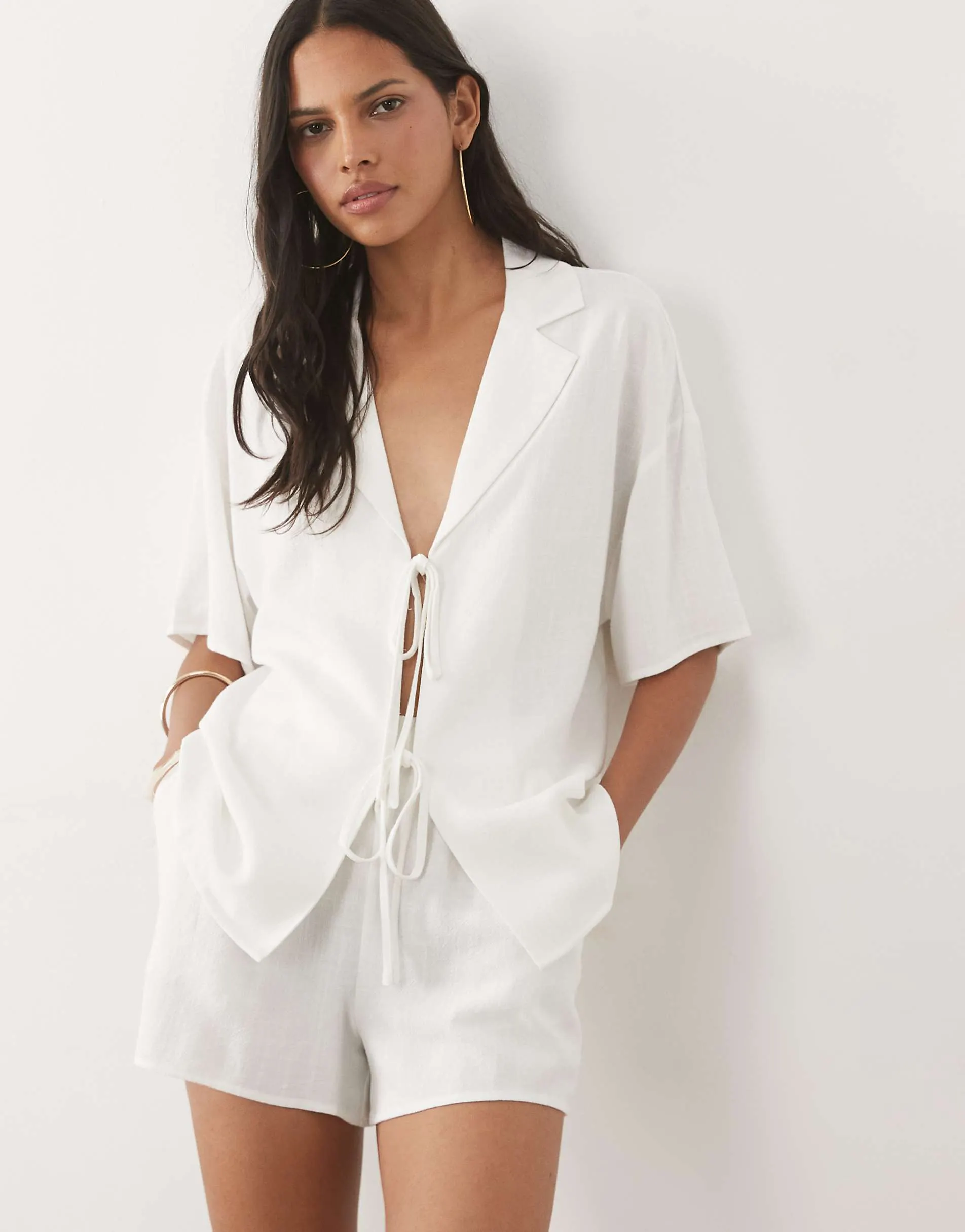 4th & Reckless linen feel tie front detail beach shirt and shorts co-ord in white
