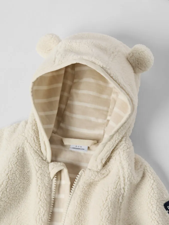 Varm og god i myk pile – perfekt i vognen og på armen