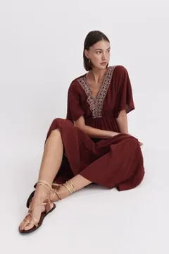 Vestido midi bordado en escote