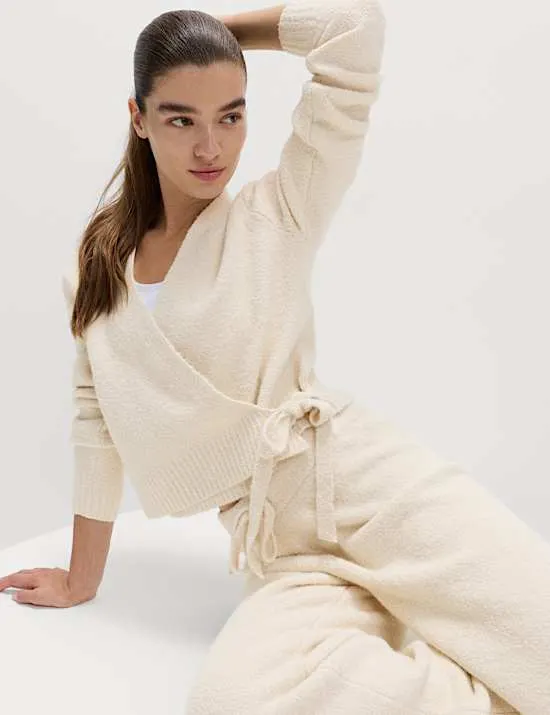 Wickel-Cardigan mit V-Ausschnitt aus Supersoft-Bouclé