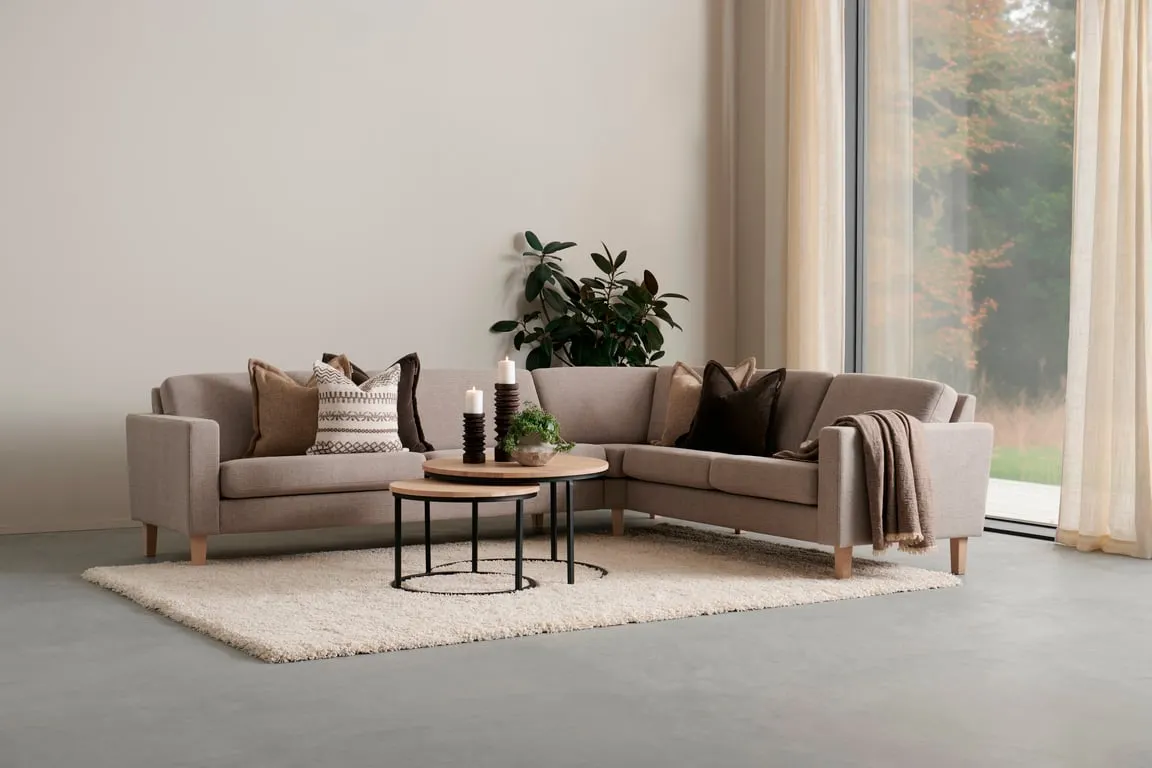 Brunstad Choice Høy hjørnesofa Modulsofa. 3,25 seter duo + 90° hjørne + 2,5 seter, arm 001. Stoff Saga Liver, hvitpigmenterte ben