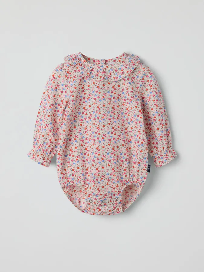 Lett og behagelig i myk musselin med fine volanger