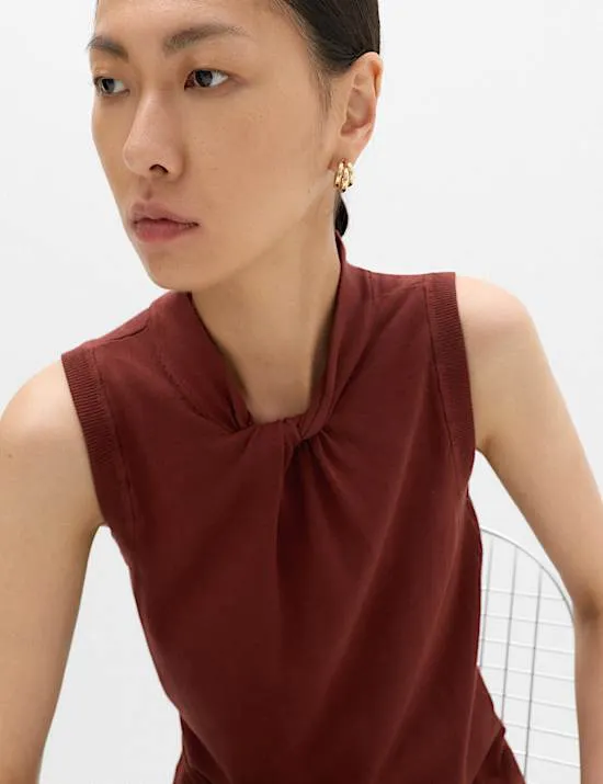 Schmal geschnittenes Strickoberteil mit Twist-Detail vorne