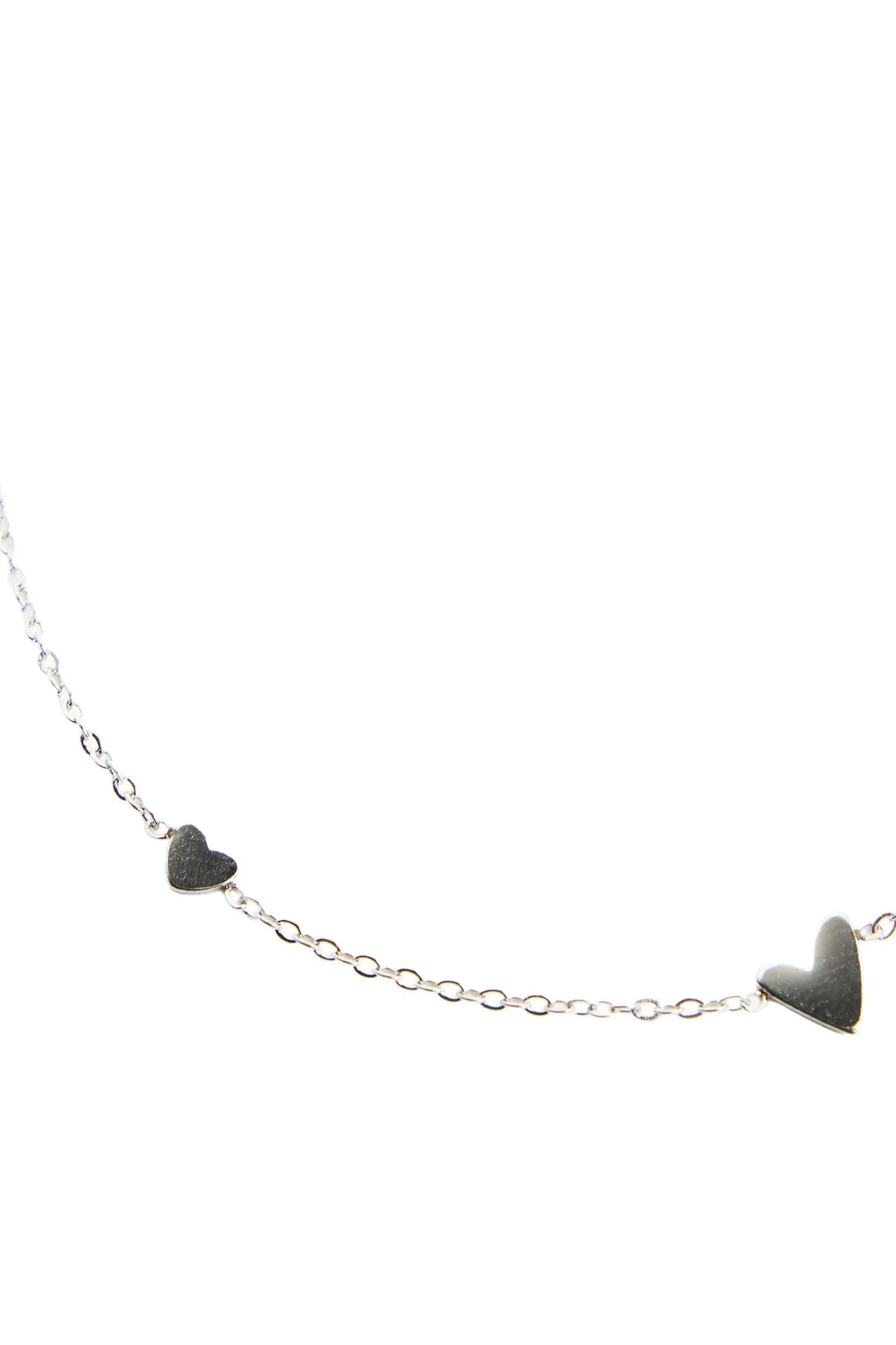 Zilverkleurige ketting met hartjes