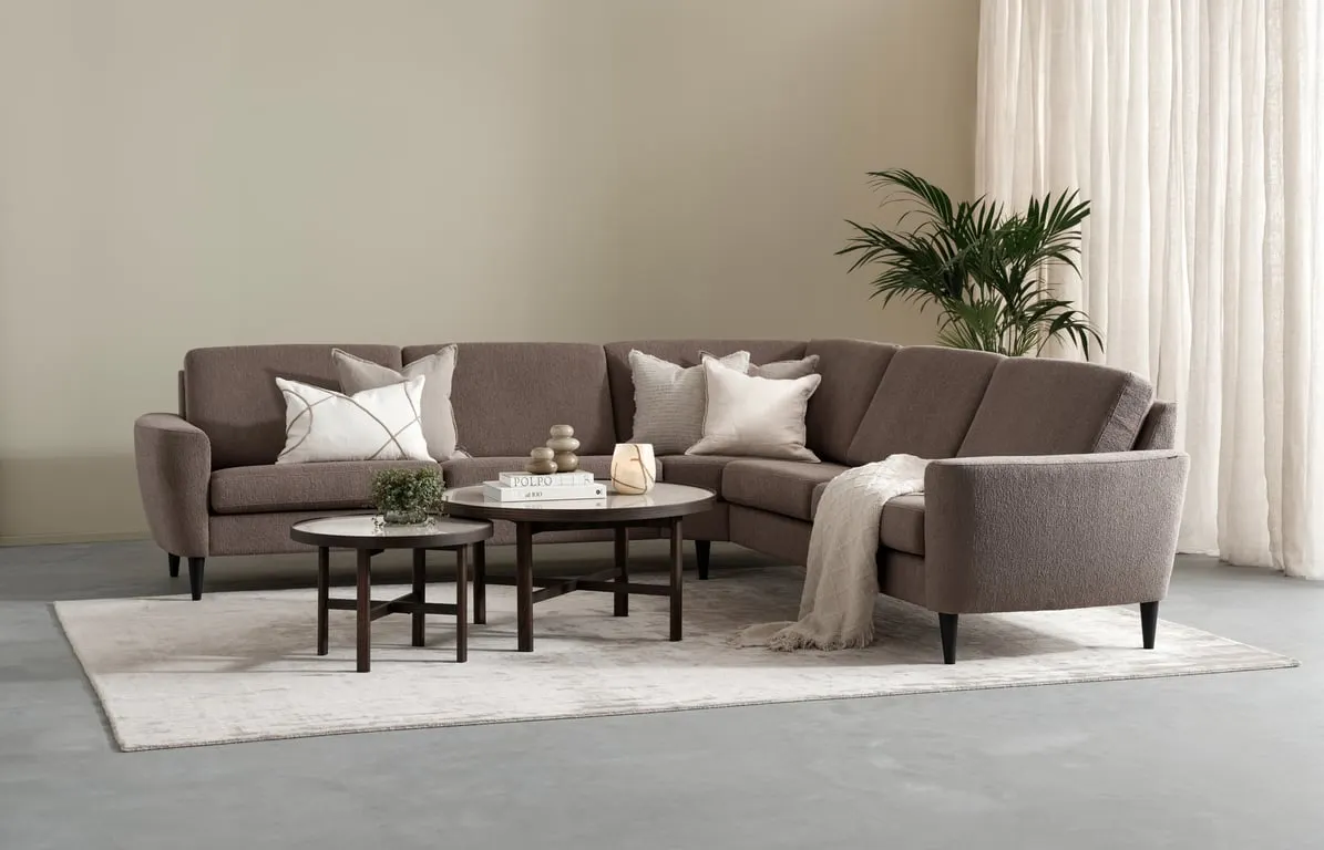 Brunstad Choice høy hjørnesofa Modulsofa 3 seter duo + stort hjørne + 3 seter duo, armlene 004, stoff Gear Taupe, ben 207 svartlakkert