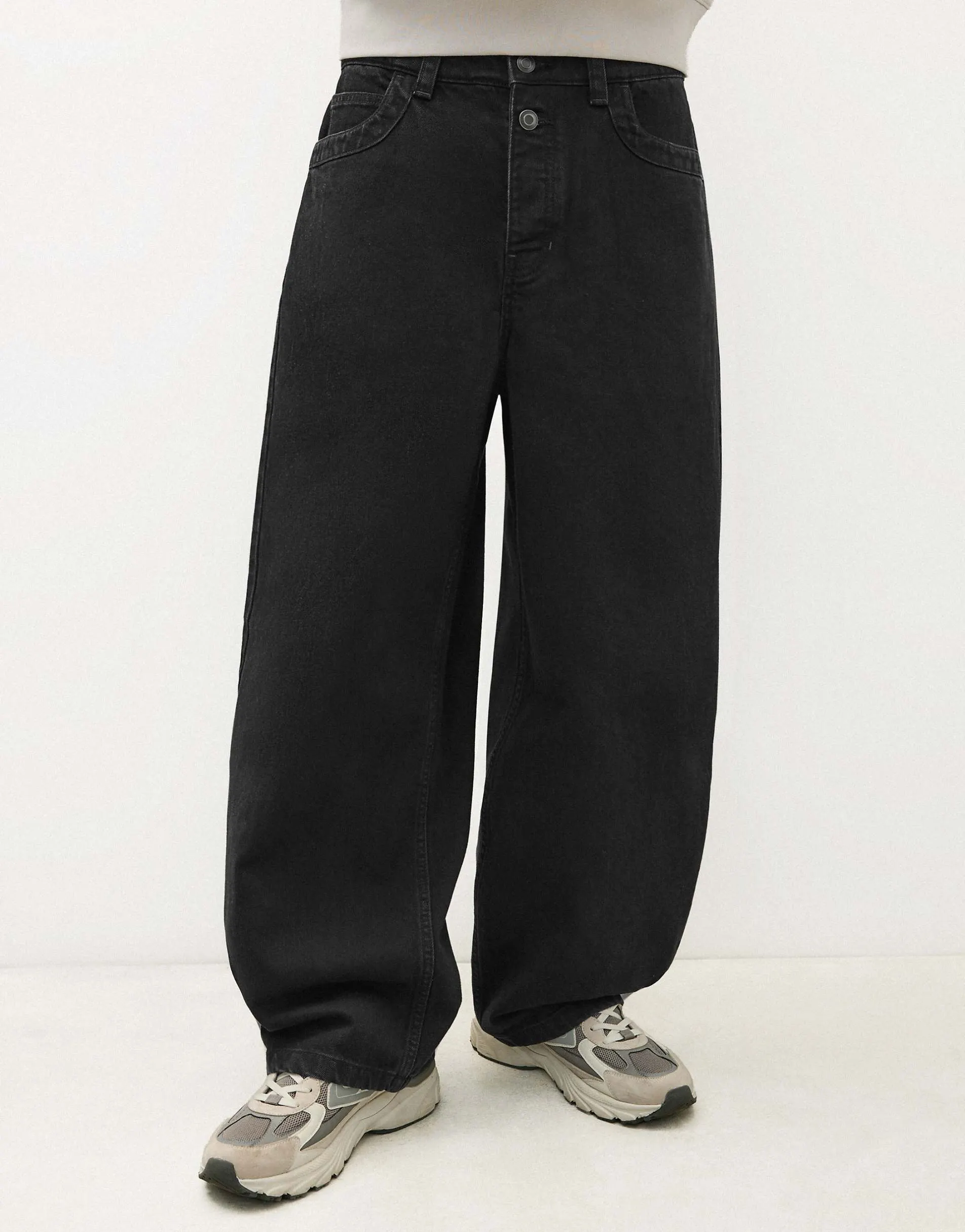 Bershka Barrel fit jeans in black