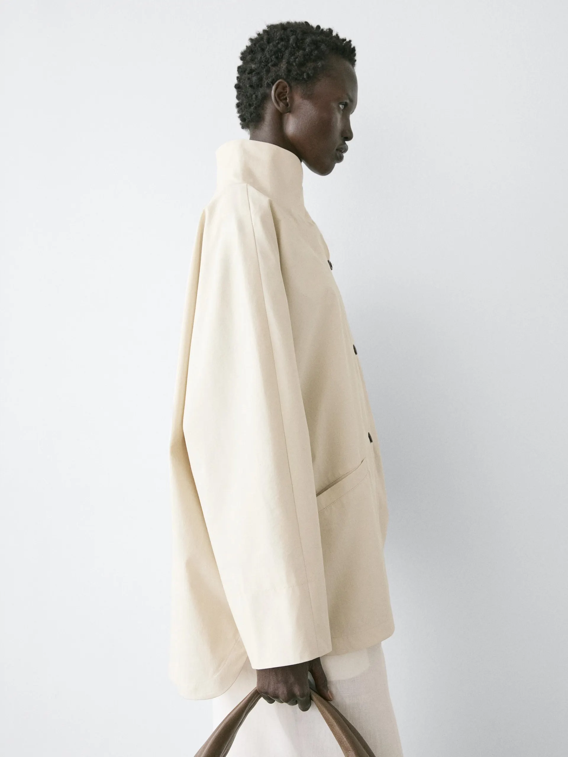 Bunda s detailem vysokého límce