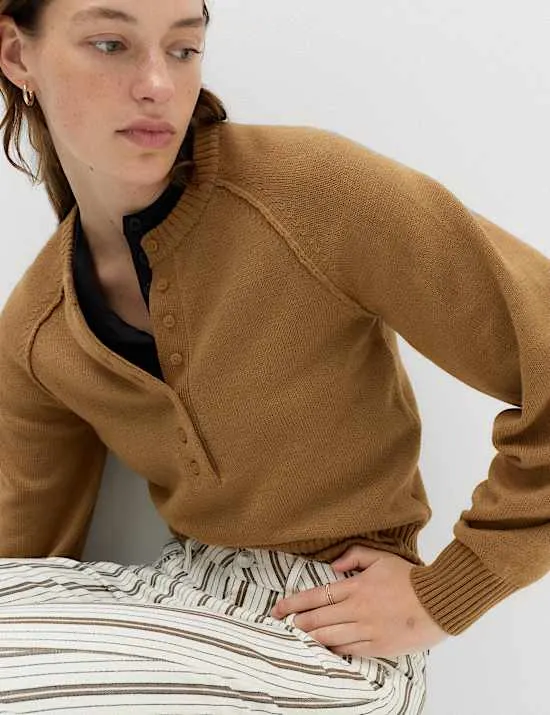 Pullover mit Rundhalsausschnitt, Knopfdetail und Wollanteil