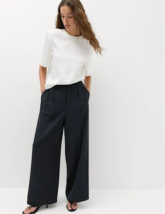 Plissierte Hose mit hohem Baumwoll-Anteil und weitem Bein