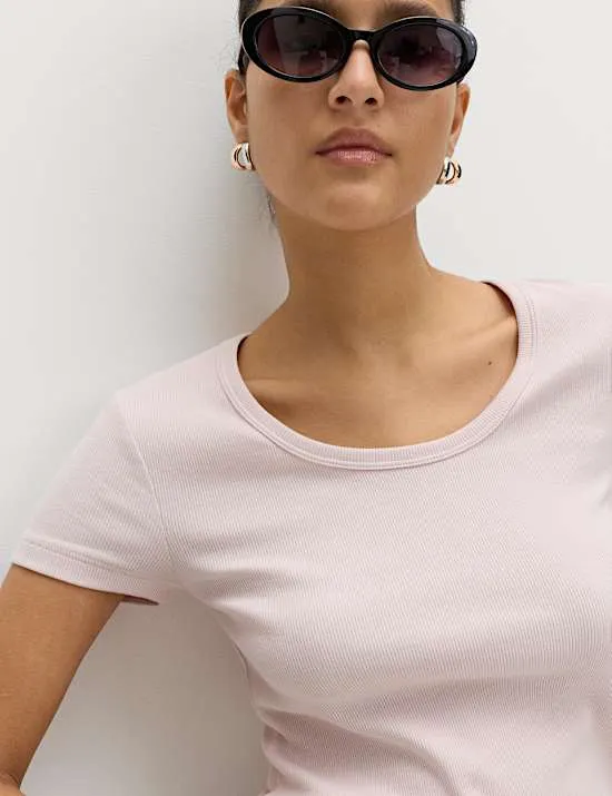 Schmal geschnittenes T-Shirt mit hohem Baumwollanteil und U-Ausschnitt