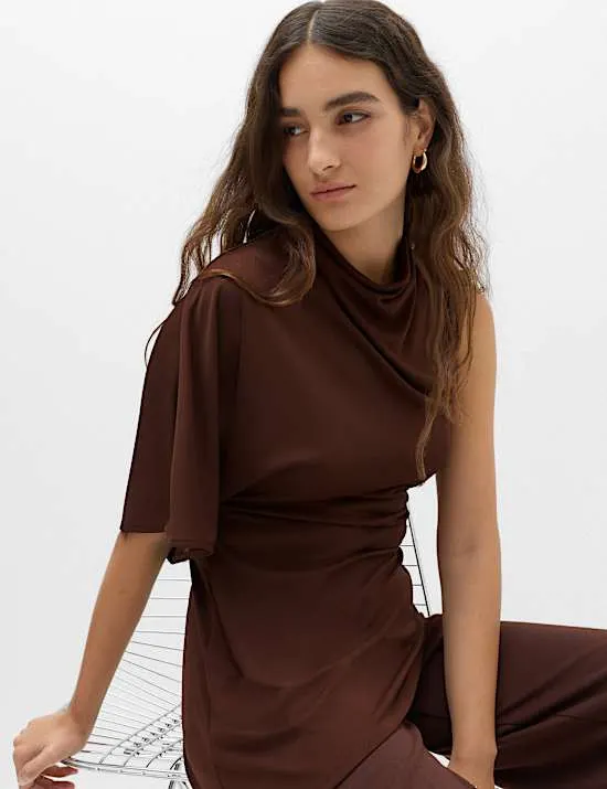 Lang geschnittenes, asymmetrisches und drapiertes One-Shoulder-Oberteil