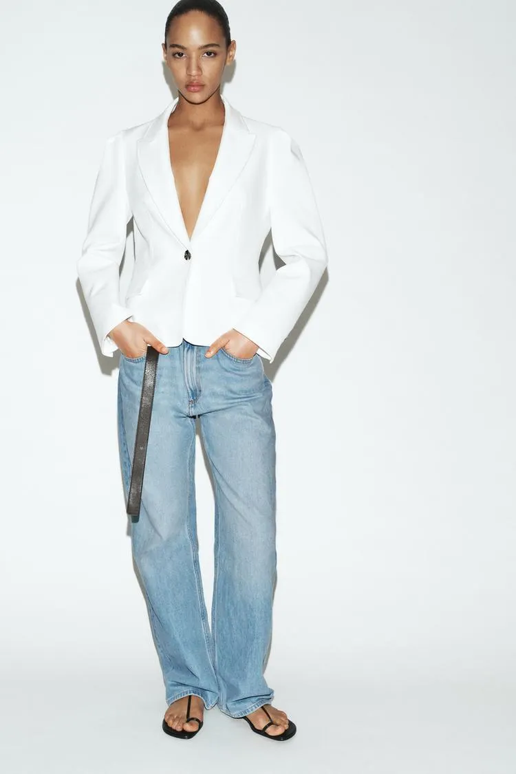 FITTED BLAZER WITH PRONOUNCED SHOULDERS