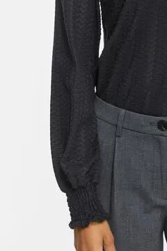 Blusa texturizada de cuello alto