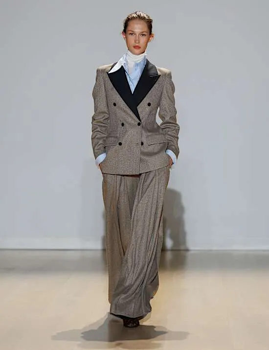Eng anliegender, doppelreihiger Tweed-Blazer mit Fischgrätmuster