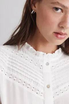 Blusa romántica cuello volantes