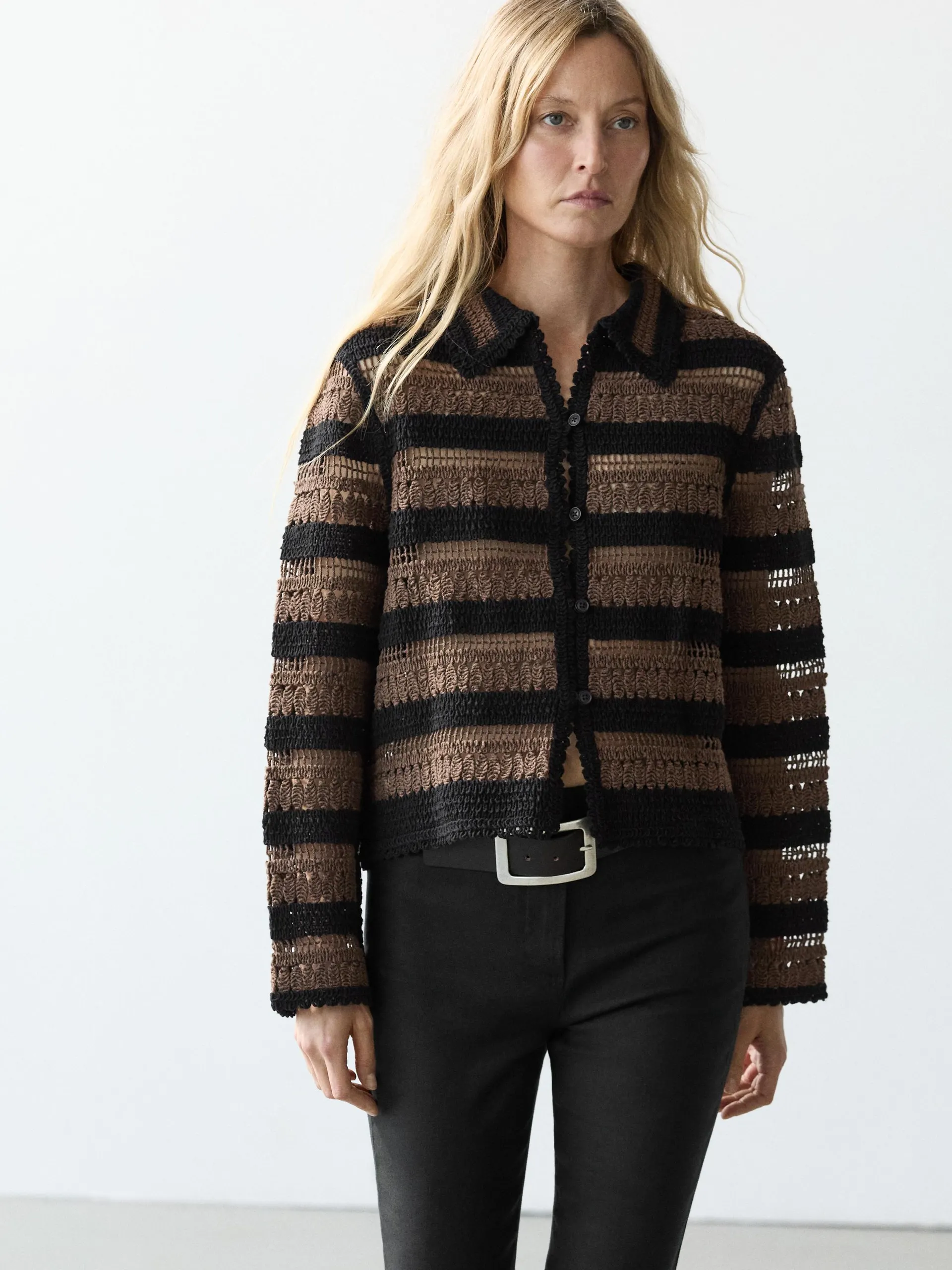 Krátká háčkovaná bunda s proužky