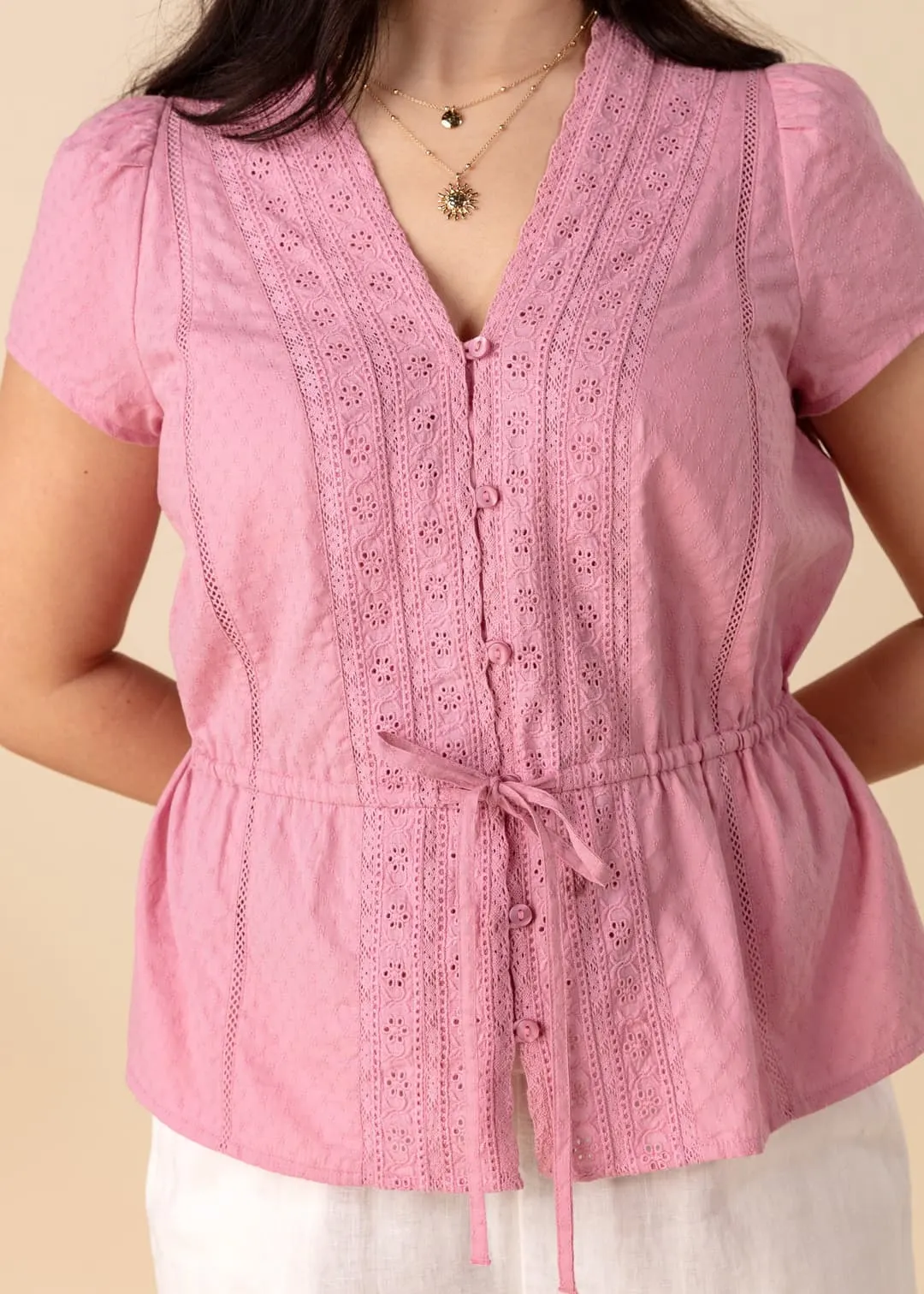 Rosa bomullsblus med spetsdetaljer