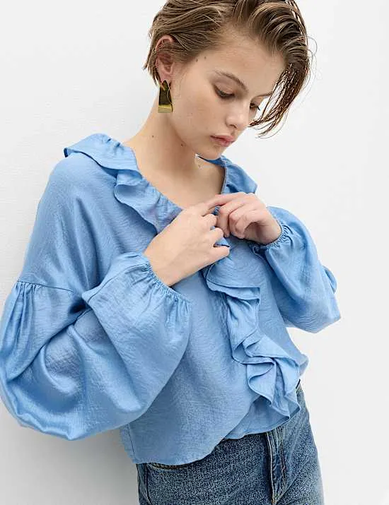 Bluse mit hohem Lyocellanteil, V-Ausschnitt und Rüschendetail